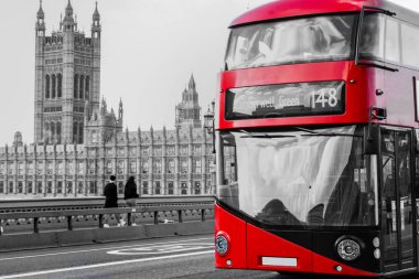 Kırmızı Londra otobüs. Londra'daki westminster Köprüsü üzerinden geçen çift katlı otobüs