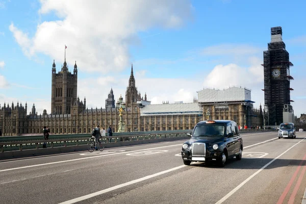 Černé Taxíky Jezdívám Londýnské Ulici Osvětleným Znakem Taxi — Stock fotografie