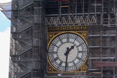Temizlik ve yenilendi çalışması sırasında iskele ile merkezi Londra'da Big Ben