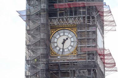 Temizlik ve yenilendi çalışması sırasında iskele ile merkezi Londra'da Big Ben
