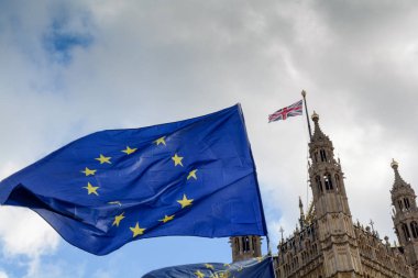 AB Parlamentosu evleri Londra'da Birliği ack bayrak önünde uçan bayrak