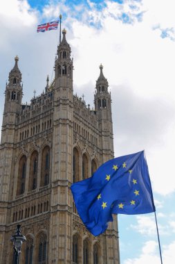 AB Parlamentosu evleri Londra'da Birliği ack bayrak önünde uçan bayrak