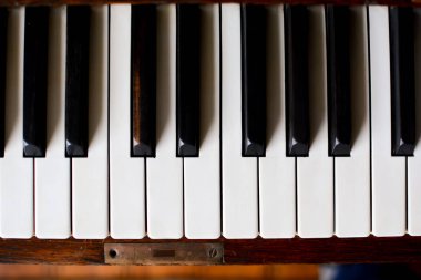 Klasik ahşap piyanonun piyano klavyesi.