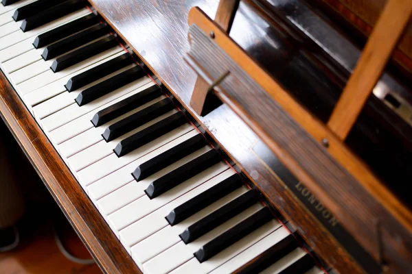 Teclado de piano de un piano clásico de madera — Foto de Stock