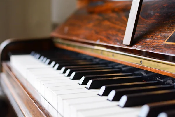 Teclado de piano de un piano clásico de madera — Foto de Stock