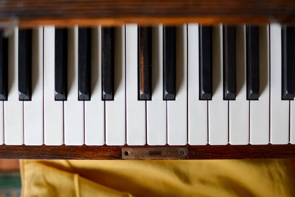 क्लासिक लाकडी पियानोचे पियानो कीबोर्ड — स्टॉक फोटो, इमेज