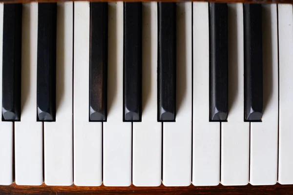 Teclado de piano de un piano clásico de madera — Foto de Stock