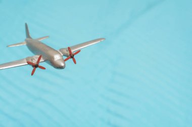 Oyuncak uçak FLYS yüksek yukarıda seyahat ve taşıma kavramı ile 