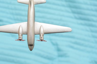 Oyuncak uçak FLYS yüksek yukarıda seyahat ve taşıma kavramı ile 