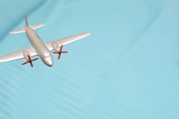 O avião do brinquedo voa acima para o conceito do curso e do transporte com — Fotografia de Stock