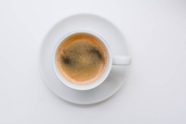 Güçlü espresso beyaz Kupası ve fincan tabağı servis