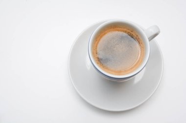 Güçlü espresso beyaz Kupası ve fincan tabağı servis