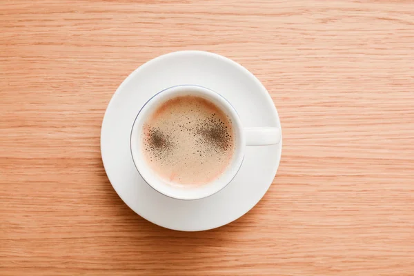 Espresso en una taza blanca sobre mesa de madera — Foto de Stock