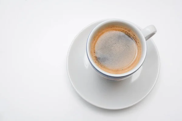 Fuerte expreso servido en taza blanca y platillo — Foto de Stock