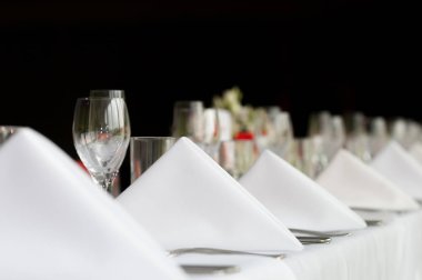 masa ayarları ve beyaz keten bez ile düğün süslemeleri