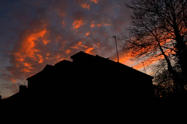 İnşa edilmiş banliyösünde binalar üzerinde günbatımı. Kentsel peyzaj