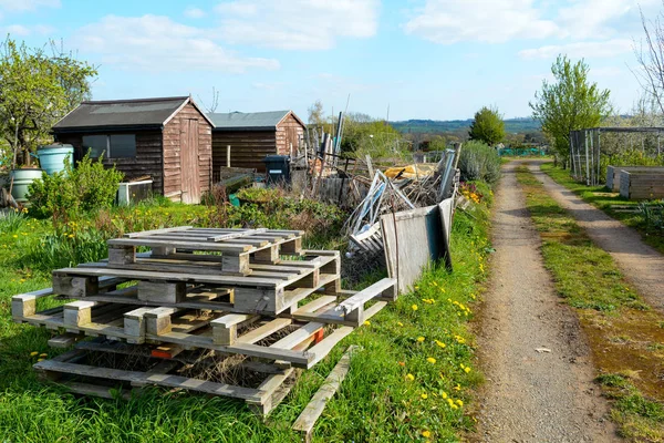 Verwildertes Grundstück mit Schrott im Vordergrund — Stockfoto