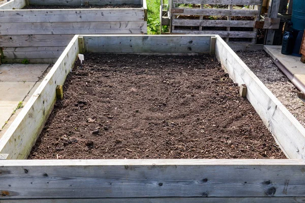 Sebze ve çiçek yetiştirmek için yükseltilmiş ekici kutusu