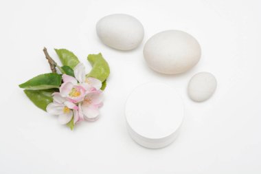 Çiçek ve doğa teması ile güzellik ürün konteyner