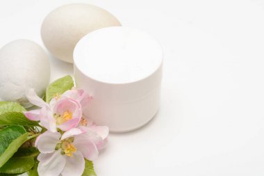 Çiçek ve doğa teması ile güzellik ürün konteyner