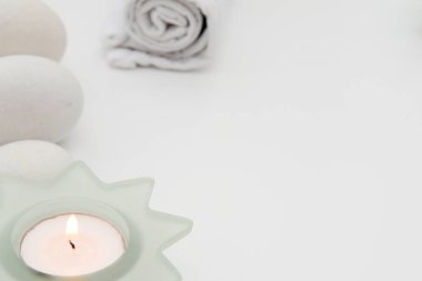 Güzellik spa düz beyaz ve yeşil temalı nesnelerle yatıyordu