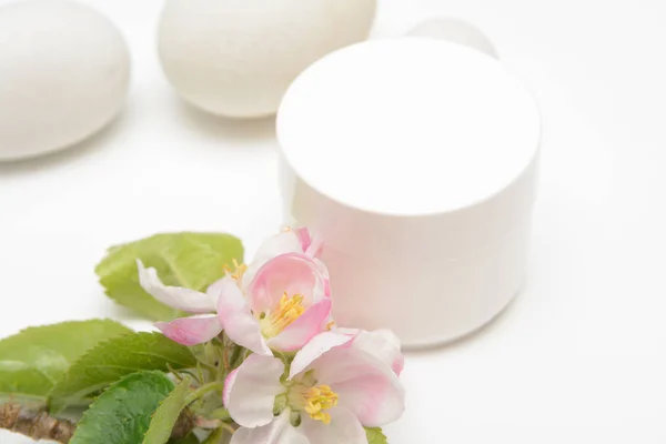 Recipiente de producto de belleza con flor y naturaleza tema — Foto de Stock