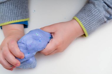 Ev yapımı balçıkla oynamak. Çocuk r yapılan balçık ile oynar
