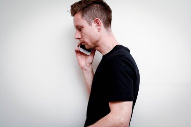 Cep telefonuyla konuşan adam, sohbet etti