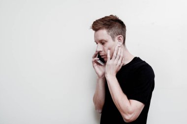 Cep telefonuyla konuşan adam, sohbet etti