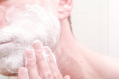 Banyoda tıraş olmadan önce yüze tıraş köpüğü uygulama