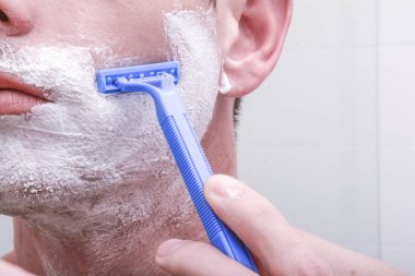 Günlük cilt bakım rutininin bir parçası olarak aynada erkek tıraş yakın