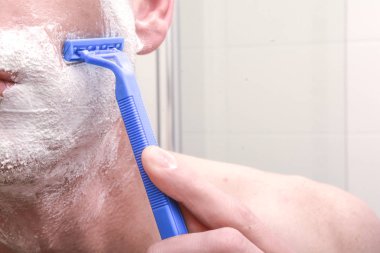 Günlük cilt bakım rutininin bir parçası olarak aynada erkek tıraş yakın