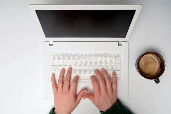 Kezek-ra laptop számítógép billentyűzet-on fehér iskolapad. Nagy látószögű — Stock Fotó