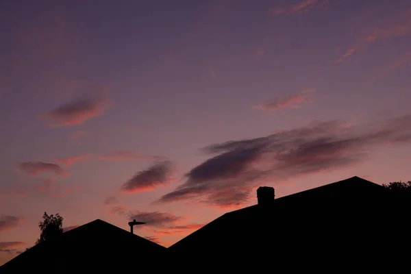 Fila di case al tramonto sulla strada suburbana — Foto Stock