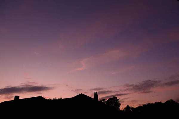 Fila de casas ao pôr do sol na rua suburbana — Fotografia de Stock