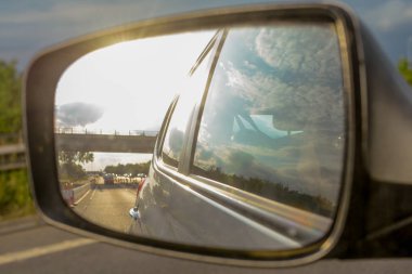 Arabada araba kullanırken kanat aynasına bakmak