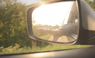 Araç yolcu yan cam el ile kaygısız gezgin