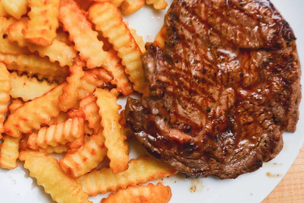 Filete y papas fritas, sabroso bistec de ribeye servido con papas fritas —  Fotos de Stock