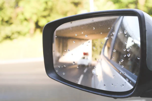 Kijken in de vleugel spiegel tijdens het rijden in een auto — Stockfoto