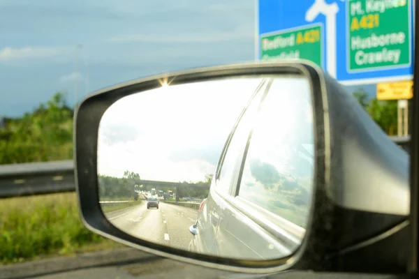 Kijken in de vleugel spiegel tijdens het rijden in een auto — Stockfoto