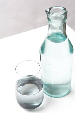 Cam şişe izole ile taze içme suyu soğuk bardak