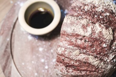 Bir ekmek tahtası üzerinde balsamik yağ daldırma ile lezzetli taze ekmek marş