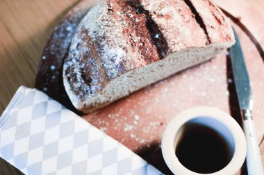 Bir ekmek tahtası üzerinde balsamik yağ daldırma ile lezzetli taze ekmek marş