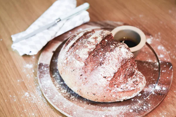 Entrada de pão fresco saboroso com molho de óleo balsâmico em uma placa de pão — Fotografia de Stock