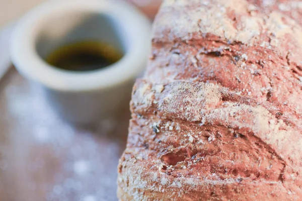 Entrada de pão fresco saboroso com molho de óleo balsâmico em uma placa de pão — Fotografia de Stock