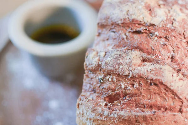 Entrada de pão fresco saboroso com molho de óleo balsâmico em uma placa de pão — Fotografia de Stock