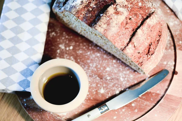 Leckere frische Brotvorspeise mit Balsamico-Öl-Dip auf einem Brotbrett — Stockfoto