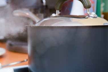 Su kaynar gibi Buhar geliyor ile tencere veya tencere pişirme 