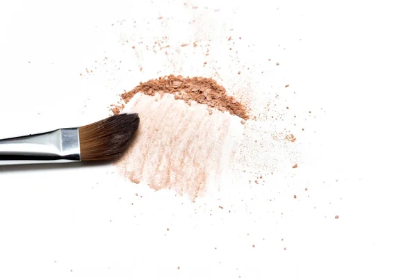 Maquiagem escova com seleção de pó de maquiagem colorido — Fotografia de Stock