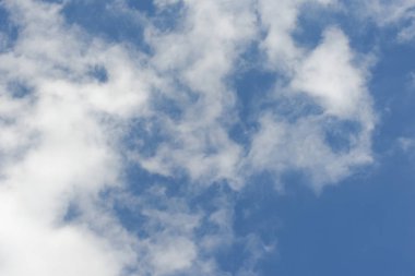 Gökyüzü arka planı. Gündüz beyaz bulutlarla mavi gökyüzünü temizleyin